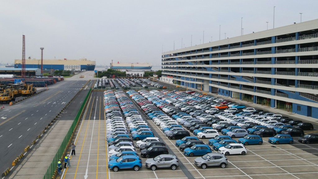 上海去年GDP增長5%，未達官方目標。圖為上海外高橋海通汽車碼頭準備出口的中國生產汽車。新華社