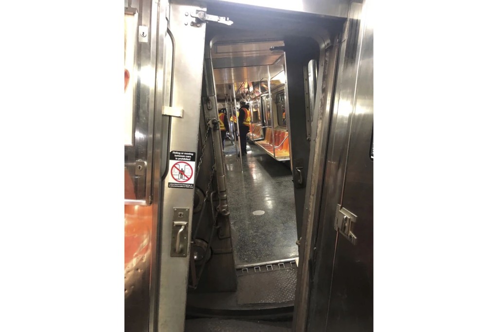 纽约地铁相撞，车厢变形。