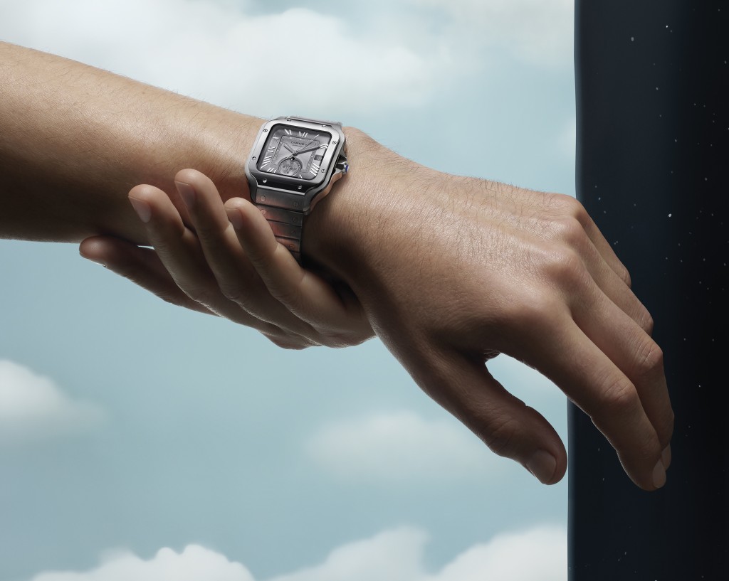全新登場的Santos de Cartier雙時區腕錶，正可方便佩戴者同步讀取所在地及原居地時間。
