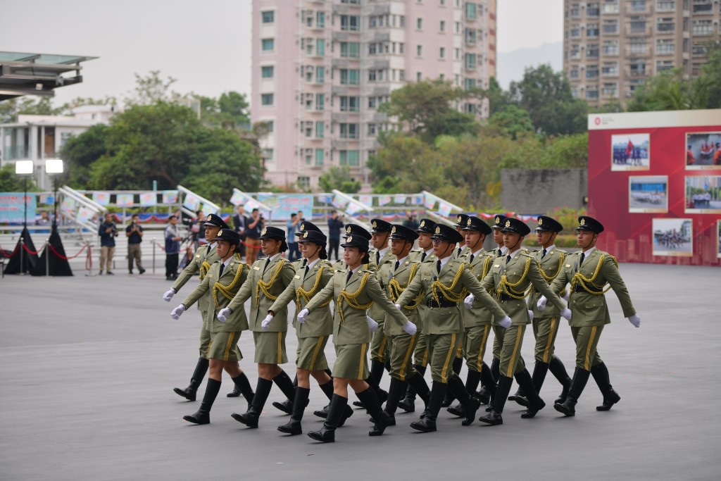 保安局带领纪律部队举行升旗仪式。（欧乐年摄）