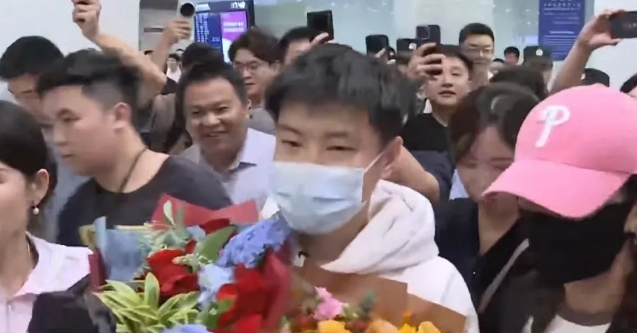 趙心童回到深圳。 趙心童回到深圳。