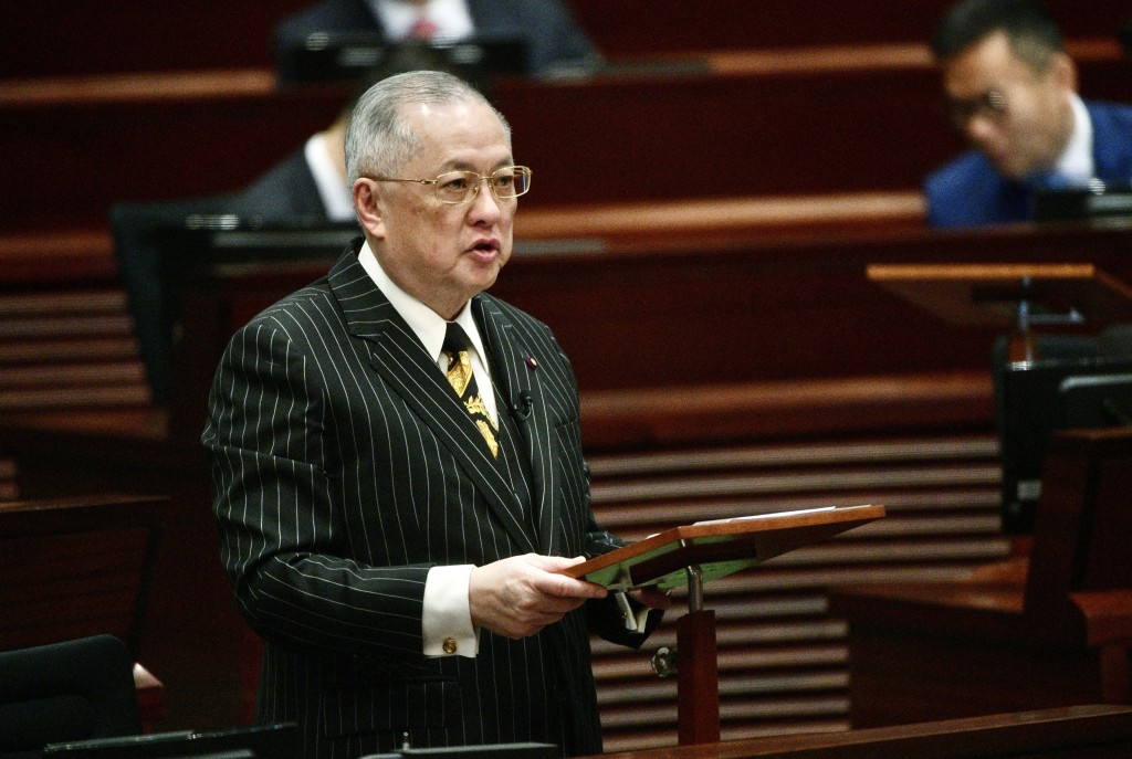 日前飲食業自由黨立法會議員張宇人否認外勞與本地工人「搶飯碗」，又稱聽到有外勞分擔工作令打工仔「開心咗」。