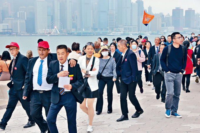 主持人问到如果本地人拍下内地旅客一些行为并作批评，算不算犯煽动罪。（资料图片）