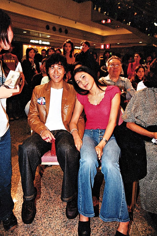 原子鏸在2000年因劇集《男親女愛》與鄧健泓相戀，兩人於2004年分手。