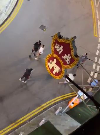多名南亞男街頭非法聚集。fb 車cam L（香港群組）ModestShark1165影片截圖 