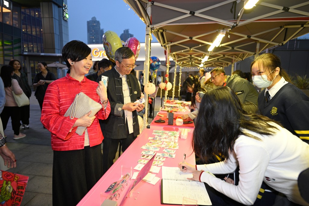 何永贤到访「大本型」「型宵市场」。何永贤facebook图片