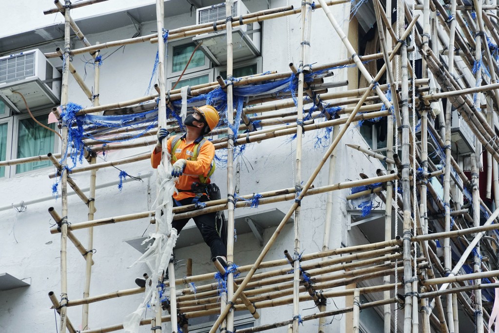 政府為提升樓宇維修監管及執行力度，計劃加強市建局「招標妥」角色及功能。資料圖片