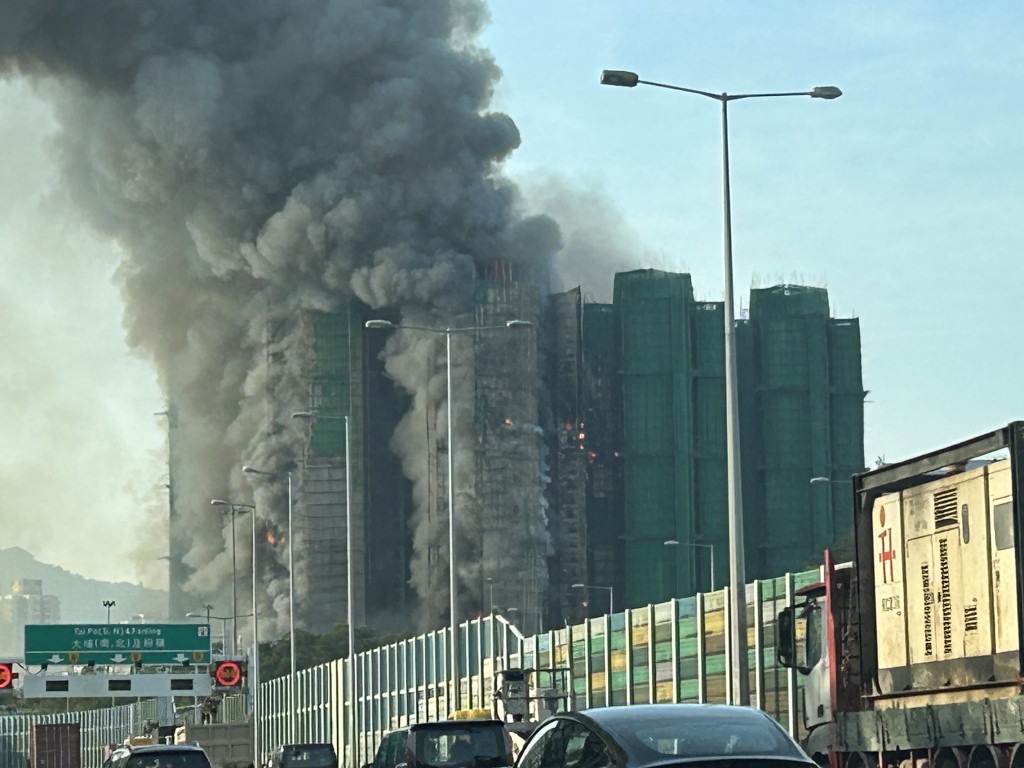 大埔宏福苑宏昌閣發生四級火警，消防到場升起雲梯灌救。曾志恒攝
