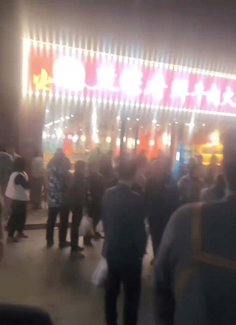 广场舞噪音扰生意屡劝无效，武汉火锅店老板持刀伤两人。