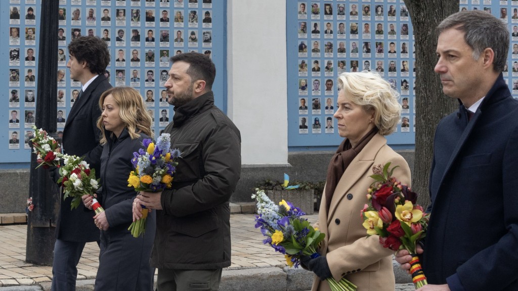 澤連斯基與杜魯多（左一）、梅洛尼（左二）、馮德萊恩（右二）與德克羅（右一）四位西方領袖在基輔的烏克蘭陣亡衛士紀念牆獻花。 路透社