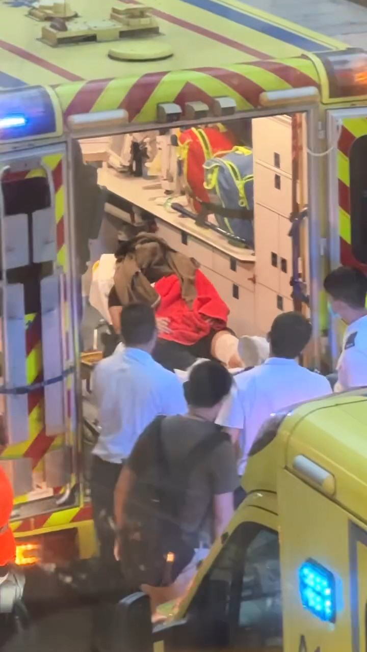 受傷關員由救護車送往伊利沙伯醫院。網上片段截圖 受傷關員由救護車送往伊利沙伯醫院。網上片段截圖