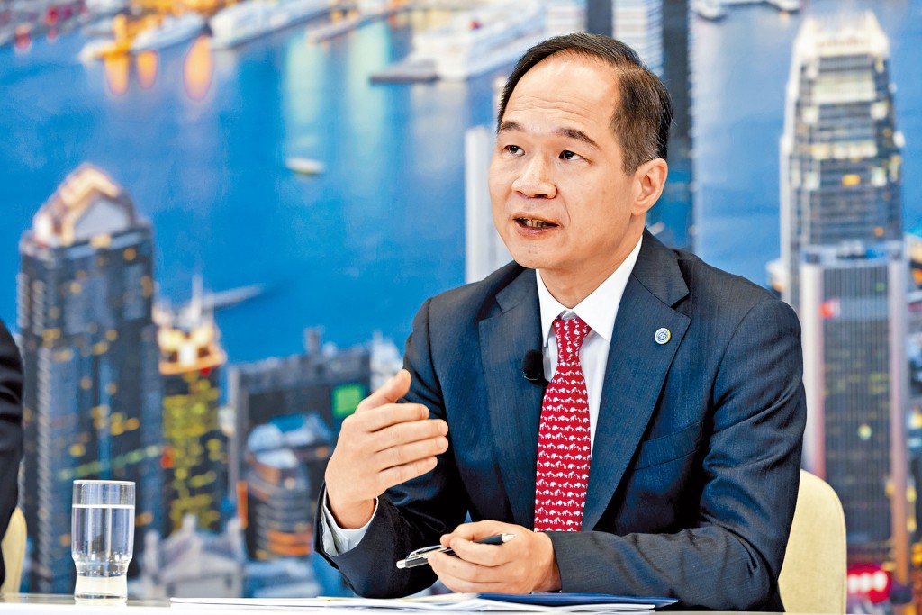 蔣東強說,連同其他市場減碳投資需求,中電衡量財務情況後決定維持派息。