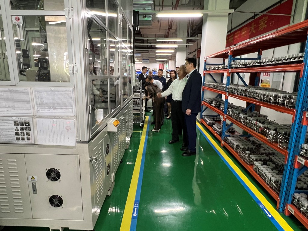 孙东参观重庆四联测控技术有限公司的智能生产线。