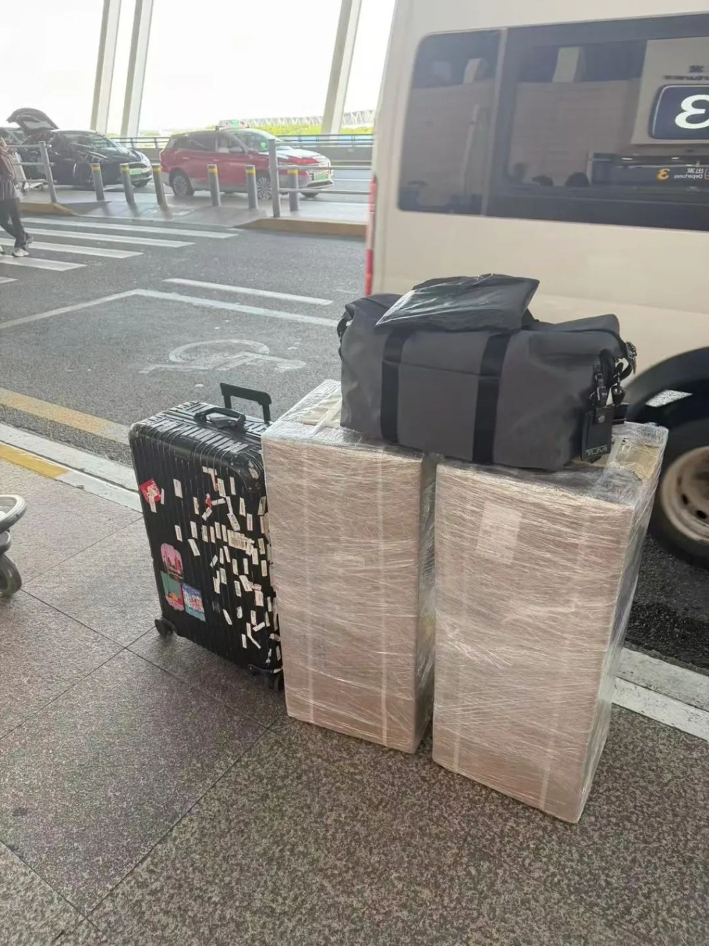 內地男在網上分享親自帶冷氣機到法國的經歷。極目新聞 內地男在網上分享親自帶冷氣機到法國的經歷。極目新聞