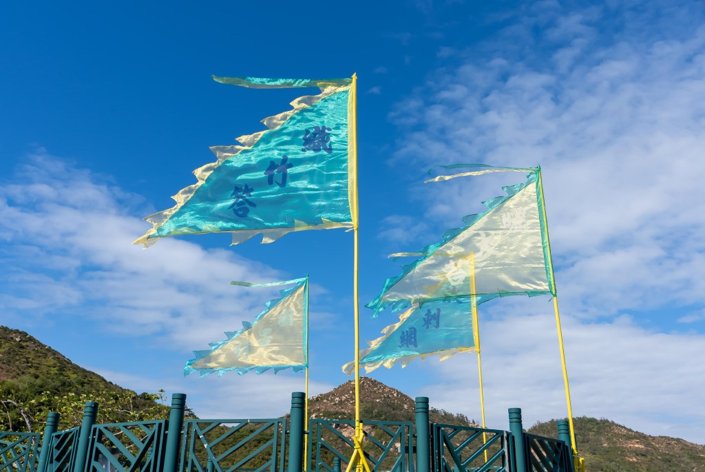 藝術家林建才及劉清華以印有不同祝願語的傳統三角旗幟作為原型，在自己創作的旗幟印上島民的常用字詞，如「駛風」、「搖櫓」等。
