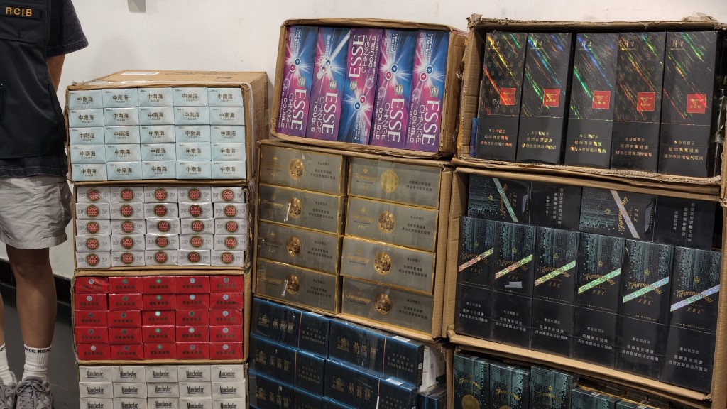 海關檢獲75萬支懷疑私煙,估計市值約338萬元,應課稅值約248萬元。黃文威攝 海關檢獲75萬支懷疑私煙,估計市值約338萬元,應課稅值約248萬元。黃文威攝