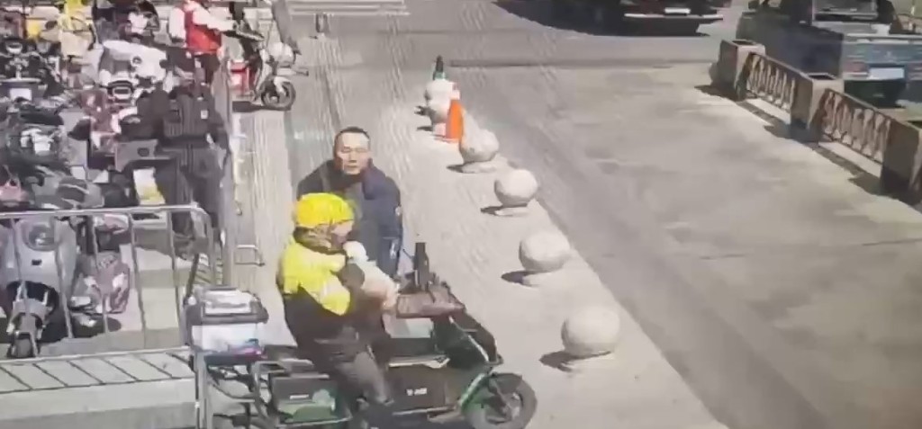 闭路电视拍下侯富送幼童到医院的情况。《新京报》