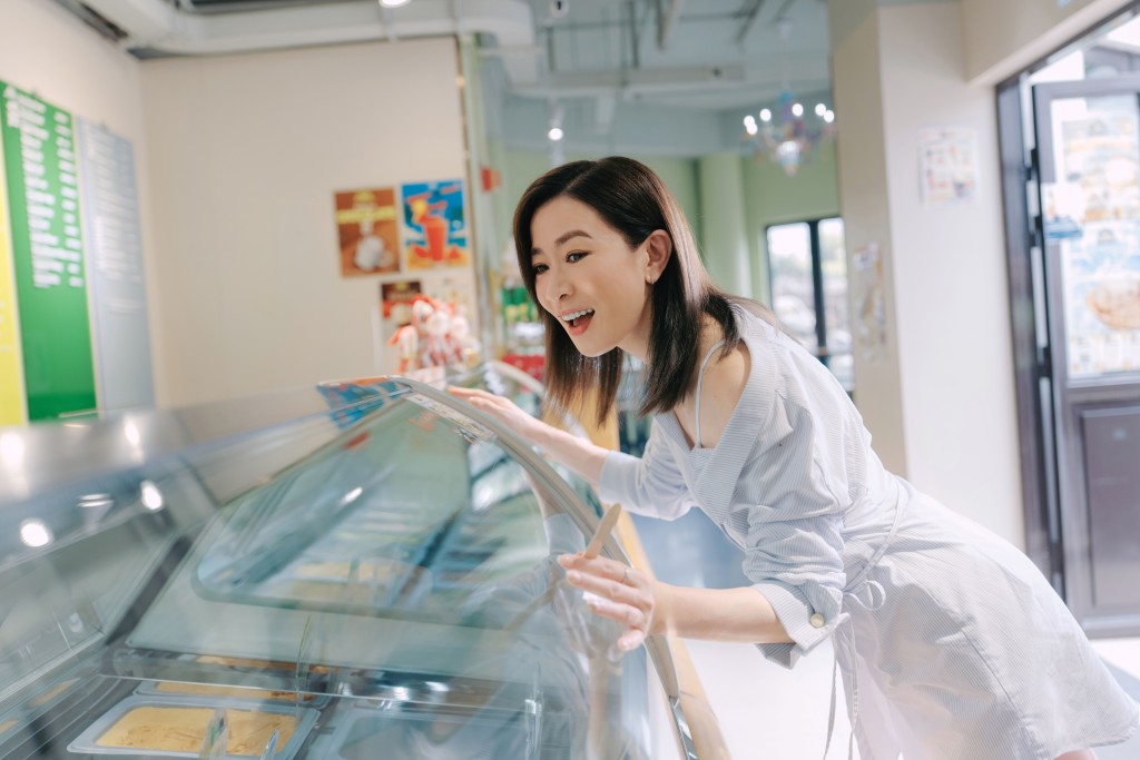 阿佘變身遊客。