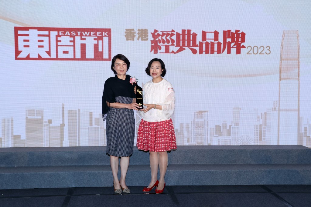 香港機場管理局獲頒「殿堂級品牌」，由首席營運總監張李佳蕙（左）代表領獎。