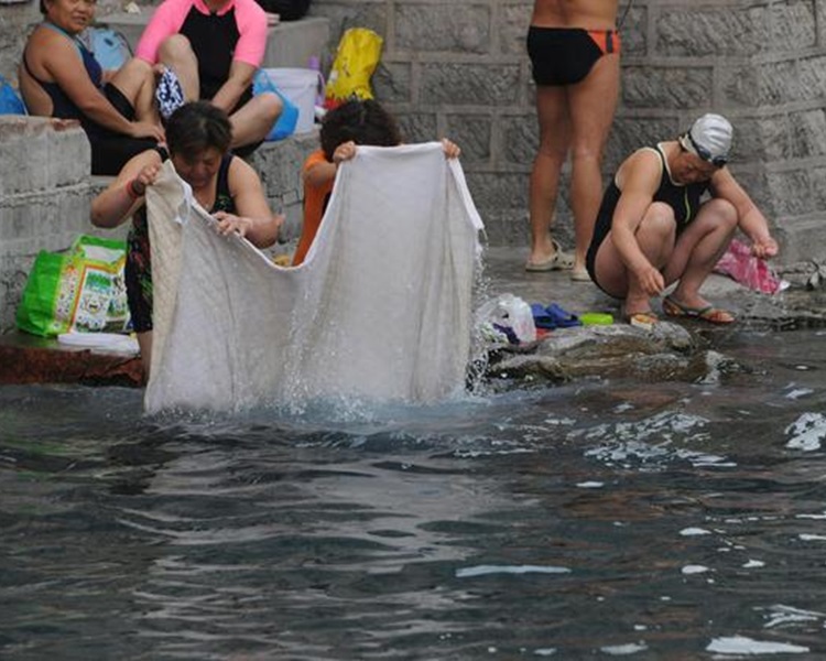 市民都無理會保護條例繼續在泉池中游泳、沖涼及用洗衣服。