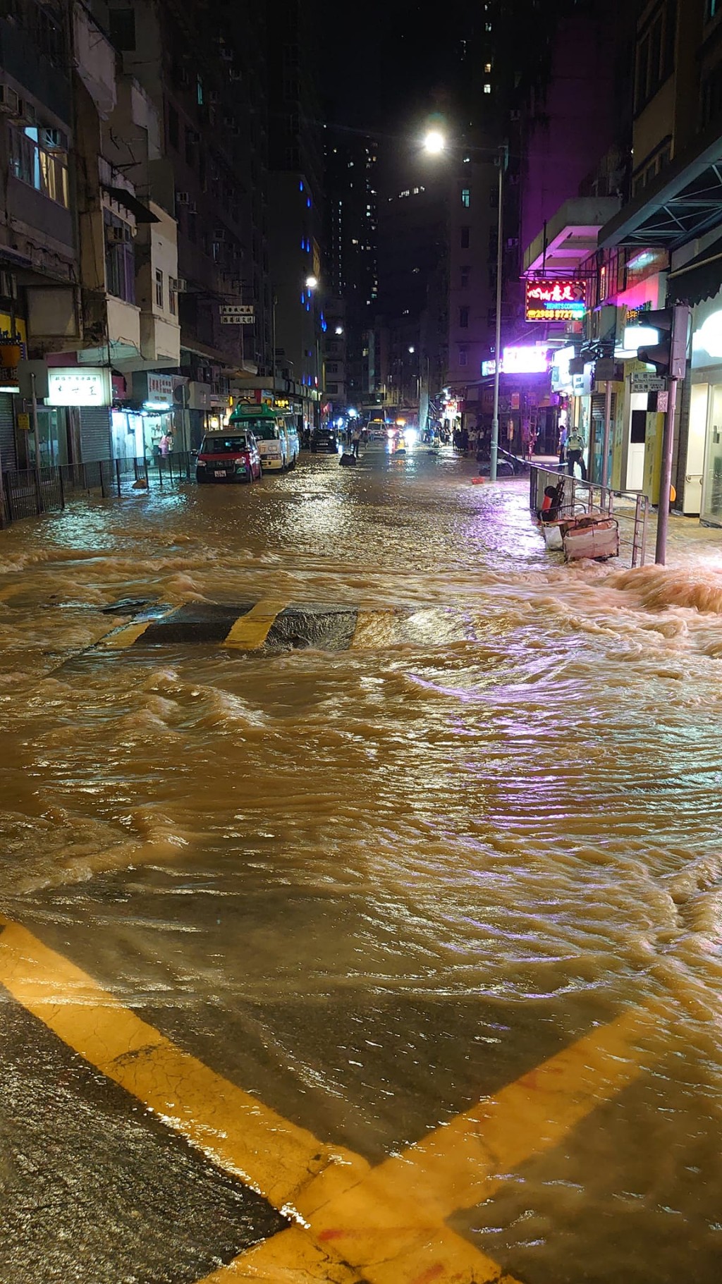 大量黄泥水由地底涌出，街道恍如泽国。网上图片