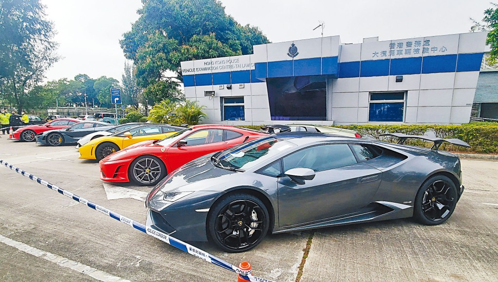 警方扣查一批涉非法賽車的超跑。