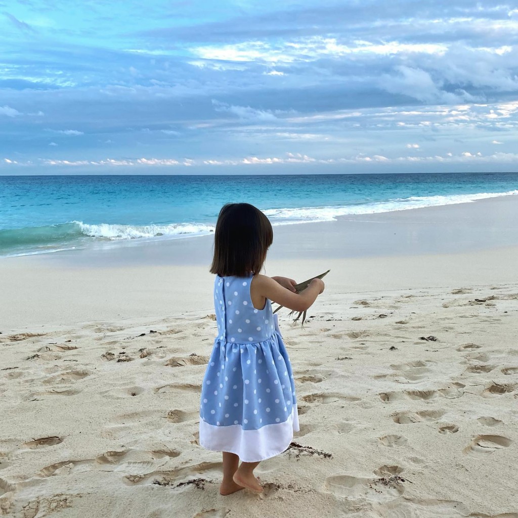 陈法拉日前贴出囡囡在沙滩上玩的照片，「小米妮」快高长大。