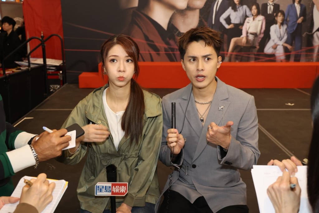 两人老友鬼鬼。