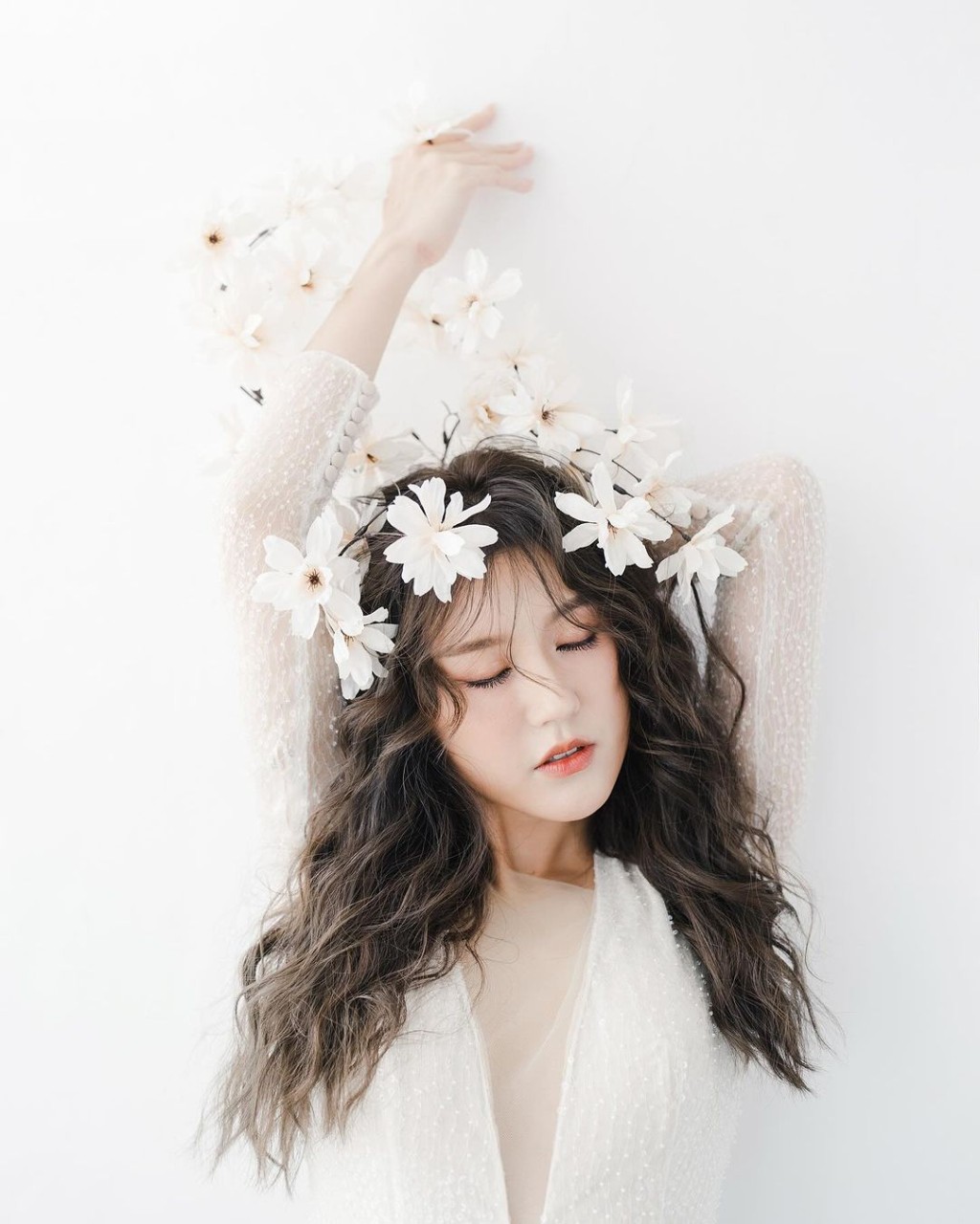 罗雪妍近年演出机会不断，拍过《新闻女王》、《美丽战场》、《白色强人II》、《新四十二章》、《婚后事》等剧集，人气不俗。