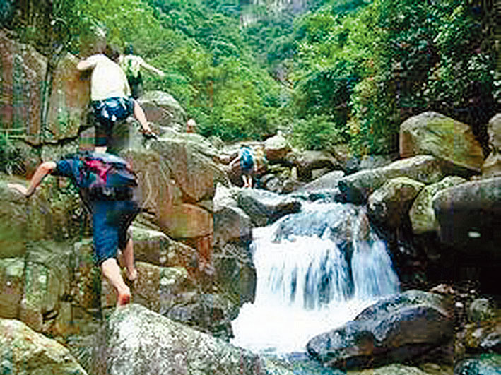 ■黃龍石澗亂石嶙峋危機四伏。