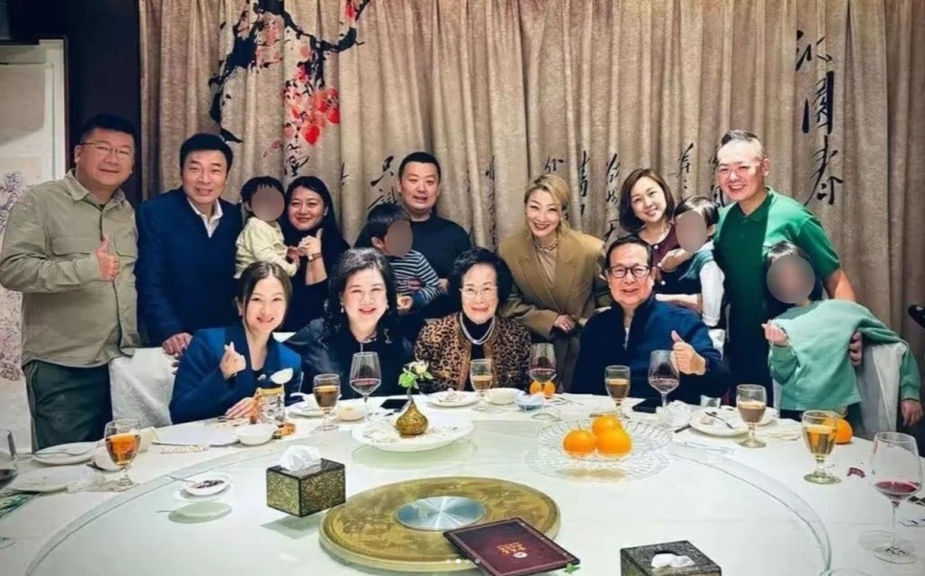 网上流传郑秀文与许志安出席家庭聚会。