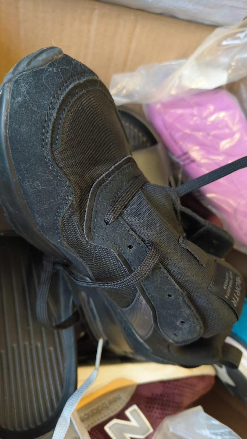 民政事務總署指有捐贈物資為二手衣服鞋襪,當中部分更滿佈污跡、破爛不堪。民政事務總署fb圖片 民政事務總署指有捐贈物資為二手衣服鞋襪,當中部分更滿佈污跡、破爛不堪。民政事務總署fb圖片