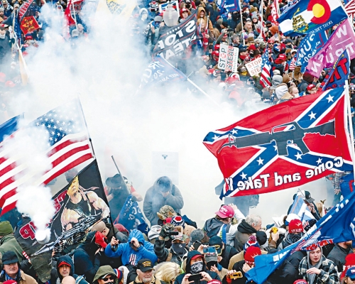 美国国会山庄一月骚乱期间，警方施放催泪气体。