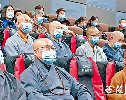 僧人一起觀看《長津湖》。　