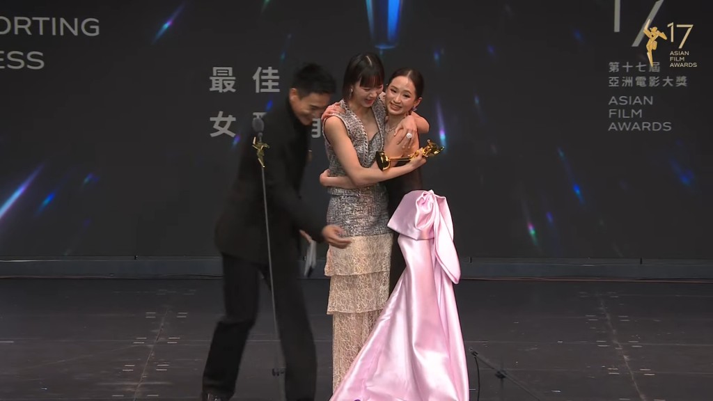 另一位颁奖人刘冠廷即时上前帮忙拾起咪高峰，场面有少许尴尬。