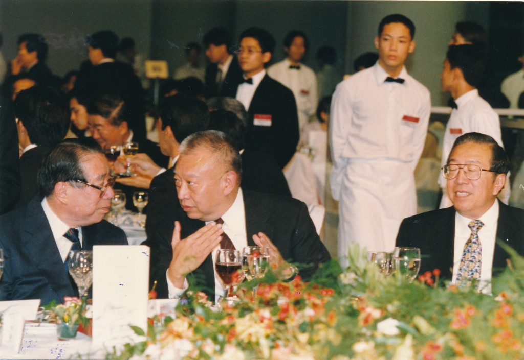 董建華擔任香港回歸後首任行政長官。 董建華擔任香港回歸後首任行政長官。
