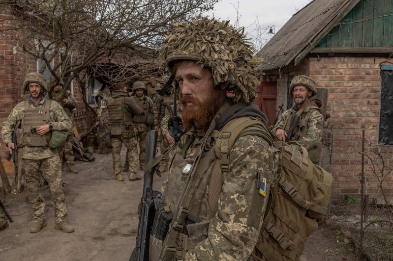 前线的乌克兰士兵明显年纪不小。