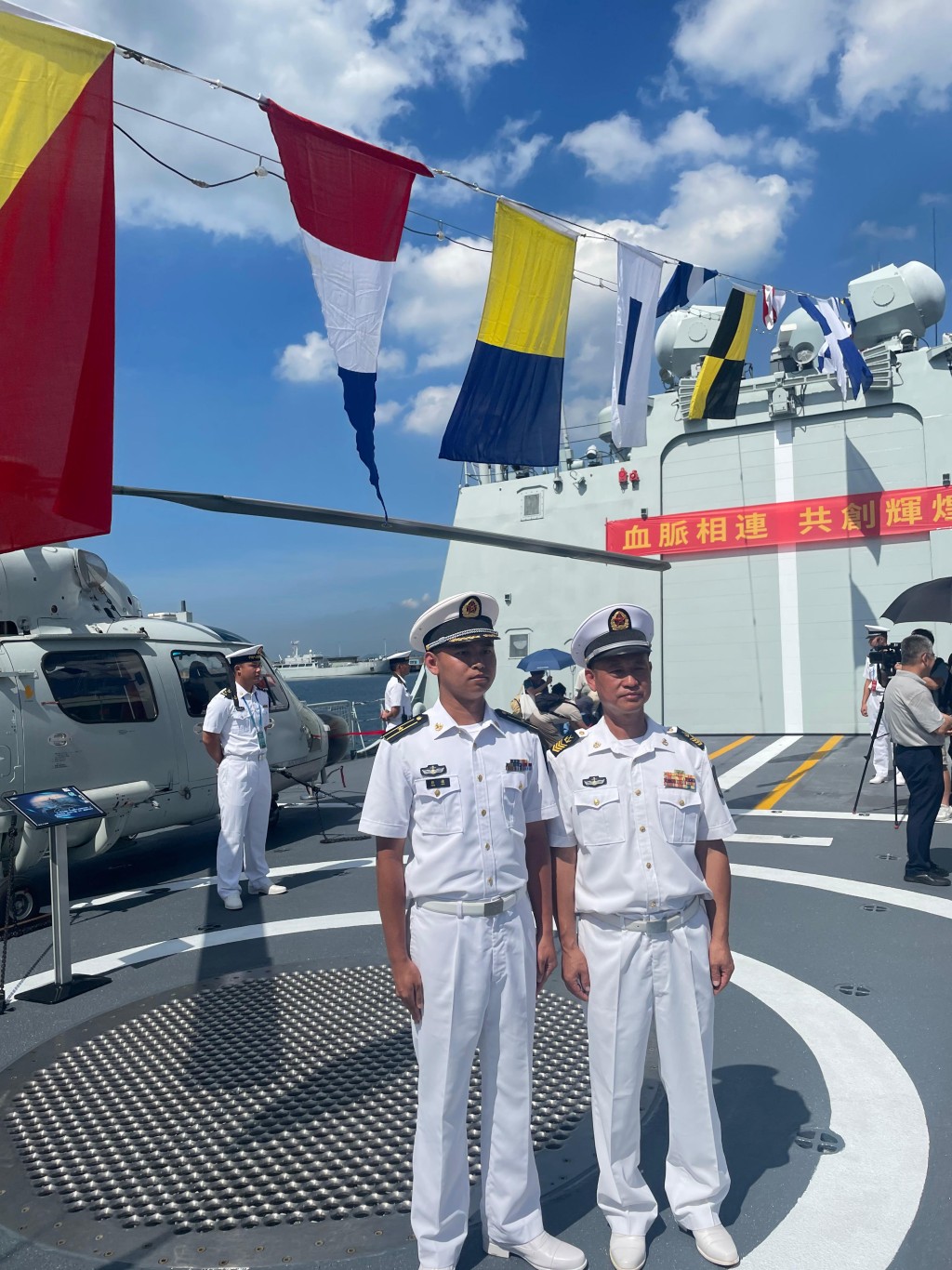 彭謙少校(左)及一級軍事長程書容(右)。 彭謙少校(左)及一級軍事長程書容(右)。