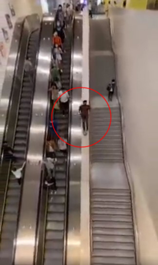 男子在港铁南昌站一扶手梯进行极限运动。