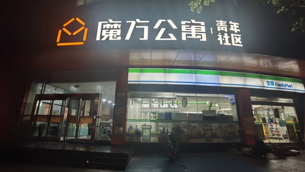 繼上海、杭州、武漢等地後，深圳也有魔方公寓的租客，被房東以欠租金為由要求搬離。小紅書