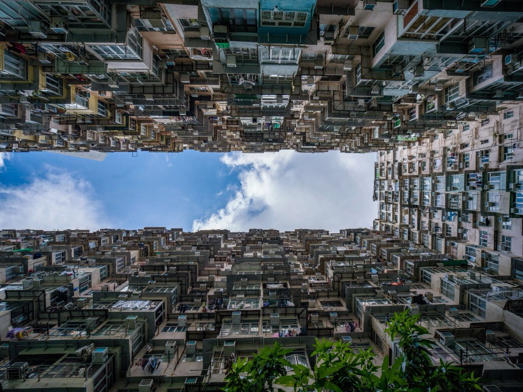 以仰角拍攝,角度稍高於45度,左右下方的建築群形成引導線延伸至天空,等待白雲飄過時按下快門。(圖片由馮敏如提供) 以仰角拍攝,角度稍高於45度,左右下方的建築群形成引導線延伸至天空,等待白雲飄過時按下快門。(圖片由馮敏如提供)