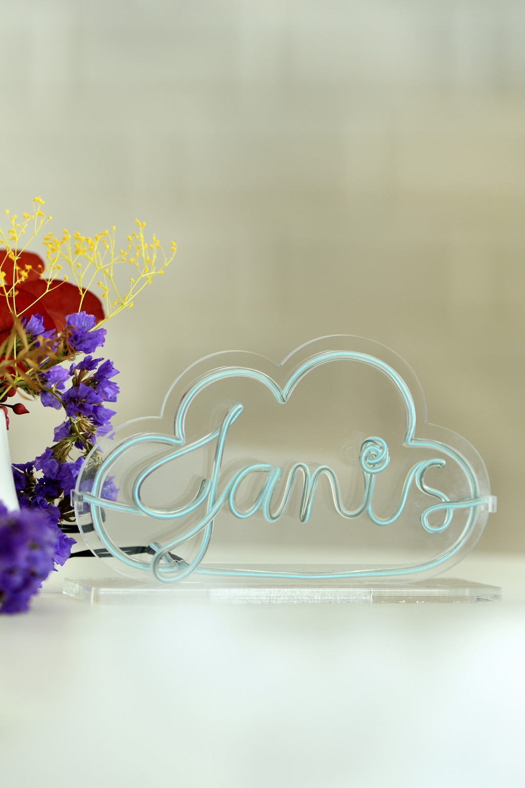 Clarins期間限定體驗館｜雲朵霓虹燈工作坊製作專屬名字的雲朵霓虹燈，限選5個英文字母。