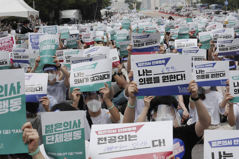 南韩实习医生和住院医师上周三上街抗议政府的医疗政策。美联社