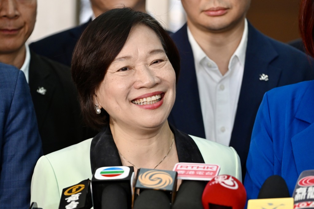 立法會議員梁美芬前往北京參加國家事務研修考察前於機場會見傳媒。劉駿軒攝 立法會議員梁美芬前往北京參加國家事務研修考察前於機場會見傳媒。劉駿軒攝