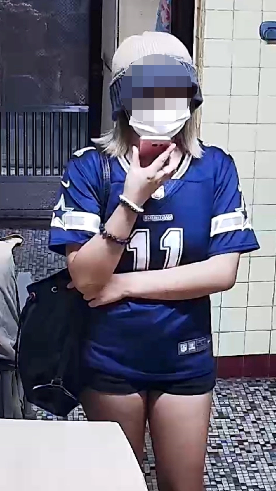 收款少女案發時穿短褲和藍色衫,戴冷帽及口罩。 收款少女案發時穿短褲和藍色衫,戴冷帽及口罩。
