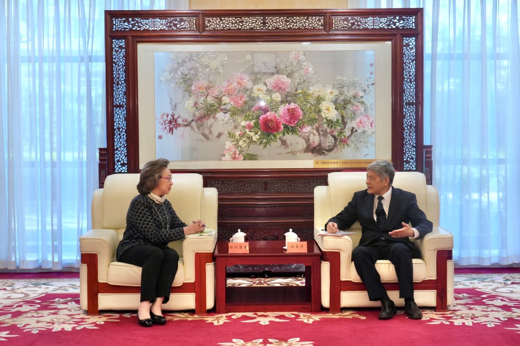 公務員事務局局長楊何蓓茵（左）拜會國家行政學院分管日常工作的副院長謝春濤（右）。