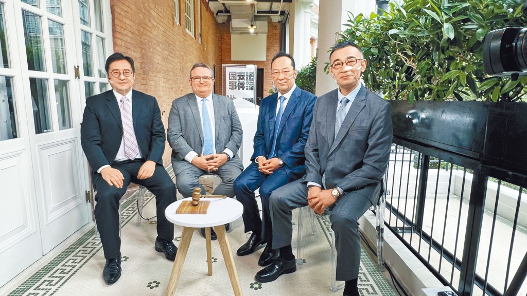 圖左起陳澤銘律師、傅仲森、謝宇文、蘇紹聰律師。