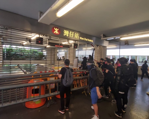 港鐵車站受到破壞。