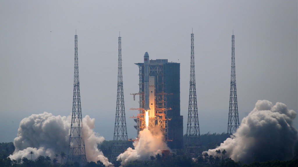 在文昌航天发射场使用长征八号运载火箭成功将22颗卫星发射升空。新华社