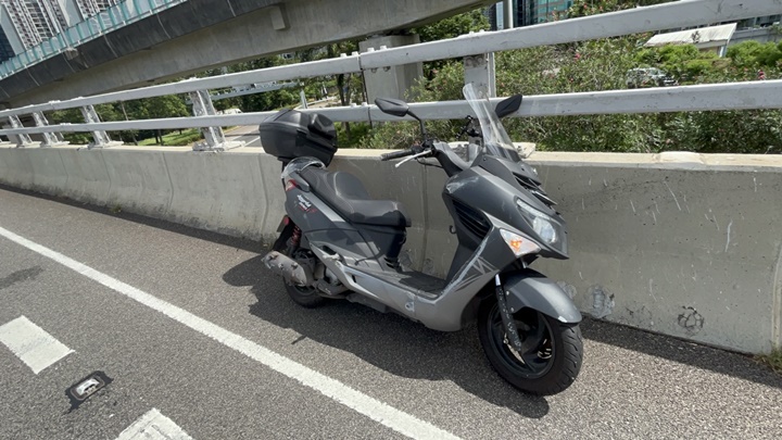 電單車在東區走廊被七人車撞跌。楊偉亨攝